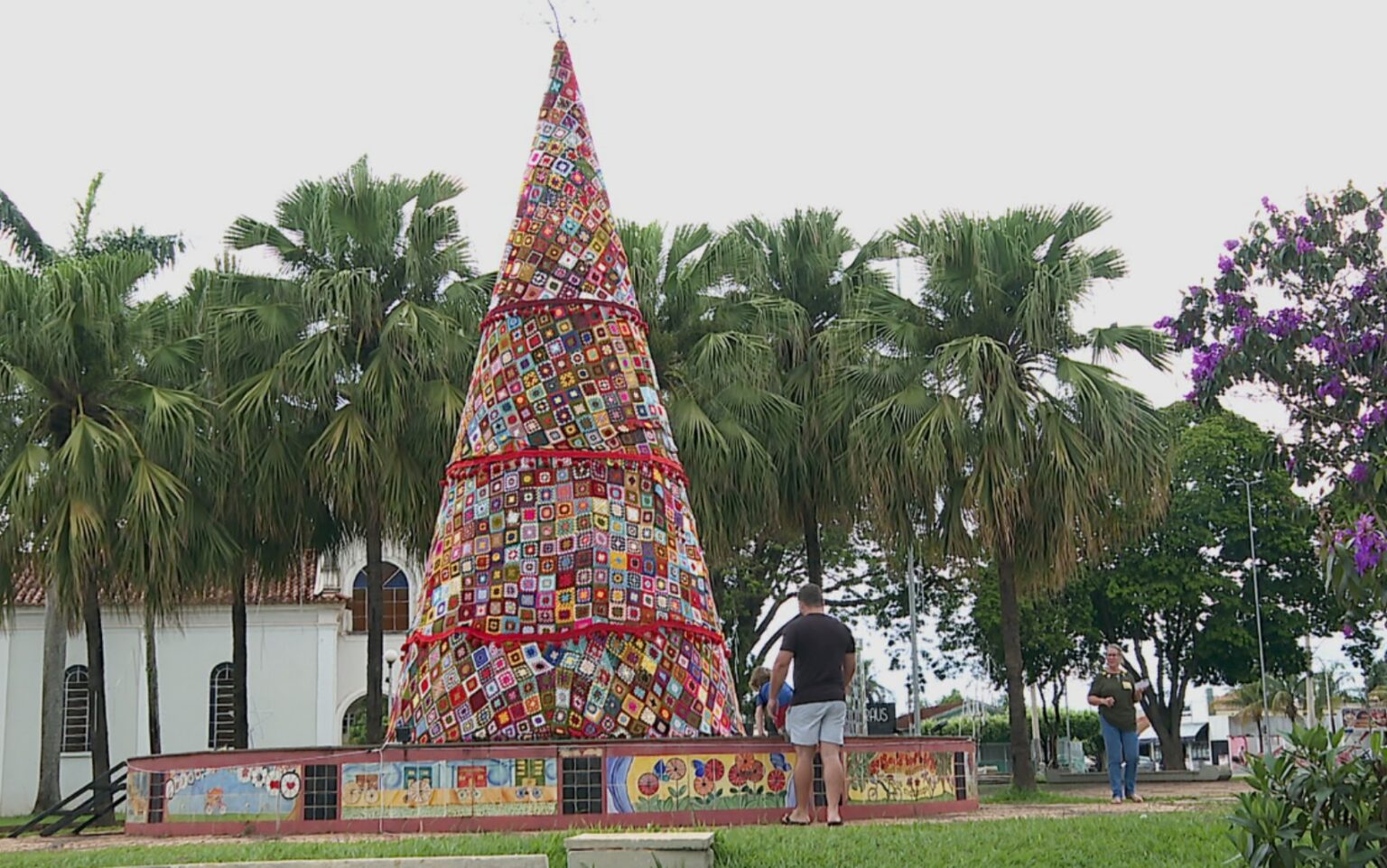 Árvore de Natal de Crochê de 7,5 Metros Encanta Pradópolis (SP)