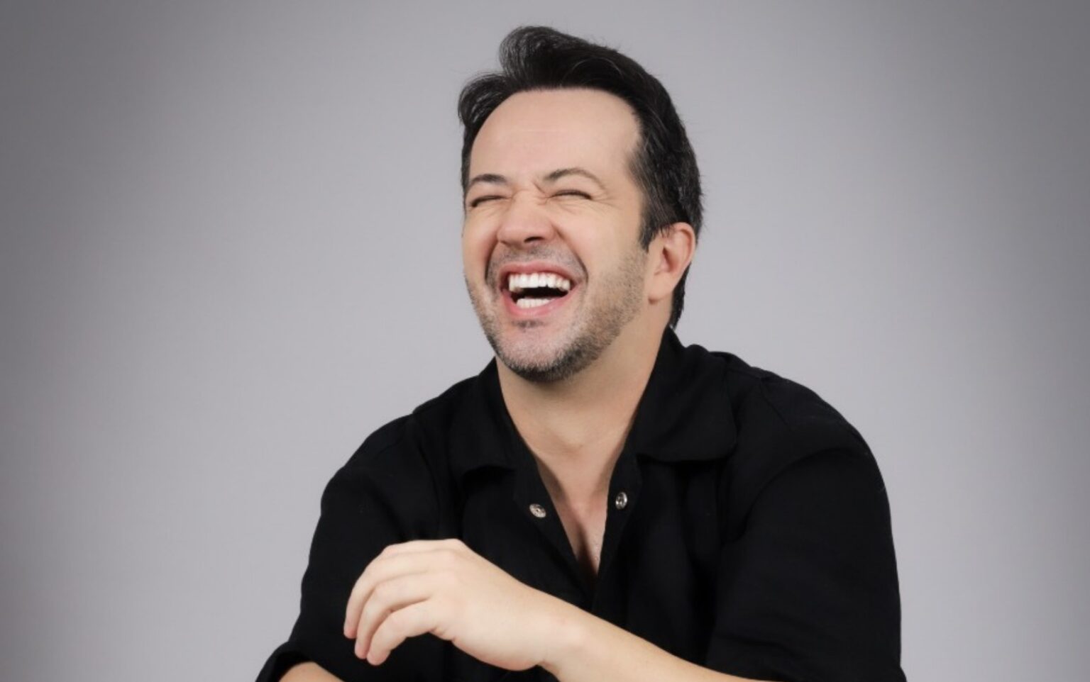 Ator Transformou Vivência com HIV em Informação e Arte: ‘Ninguém Merece Passar por Isso Sozinho’ Ator Transformou Vivência com HIV em Informação e Arte: 'Ninguém Merece Passar por Isso Sozinho'