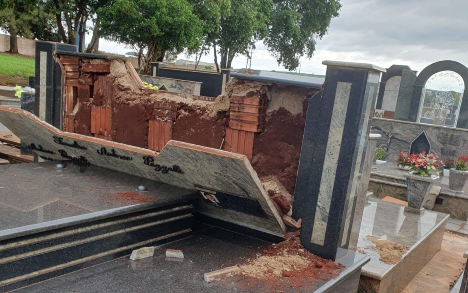 Cemitério de Dumont, SP, sofre vandalismo e túmulos são danificados Cemitério de Dumont, SP, sofre vandalismo e túmulos são danificados