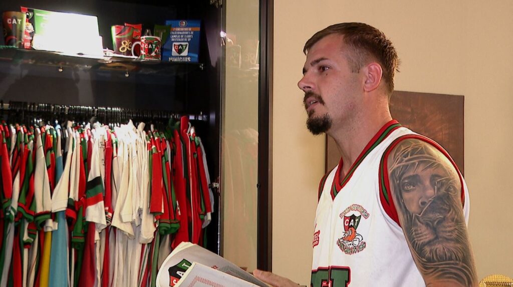 Colecionador possui mais de 300 camisas do Taquaritinga e revela: 'É um vício'