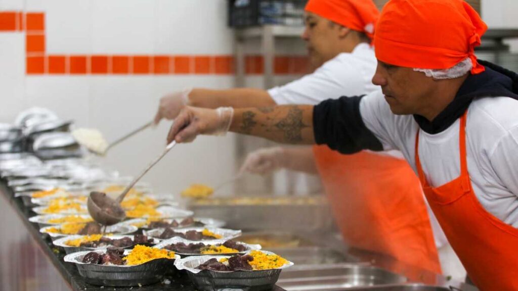 Delícias de Natal e Ano Novo: Restaurantes Populares de R$ 1 Oferecem Cardápios Especiais