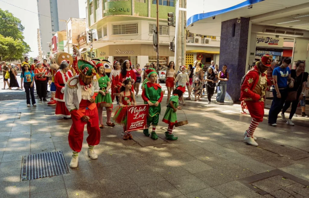 Encerramento Mágico: Papai Noel Despede-se das Crianças em Ribeirão Preto