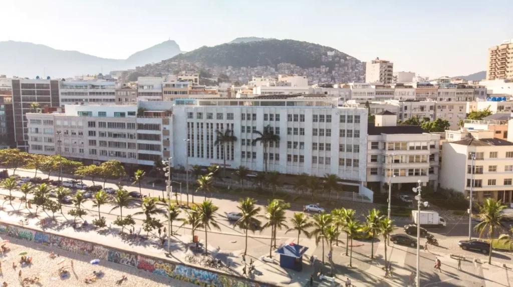 Escola de Alto Padrão Substitui Hotel no Arpoador: Prefeitura Autoriza Uso Educacional