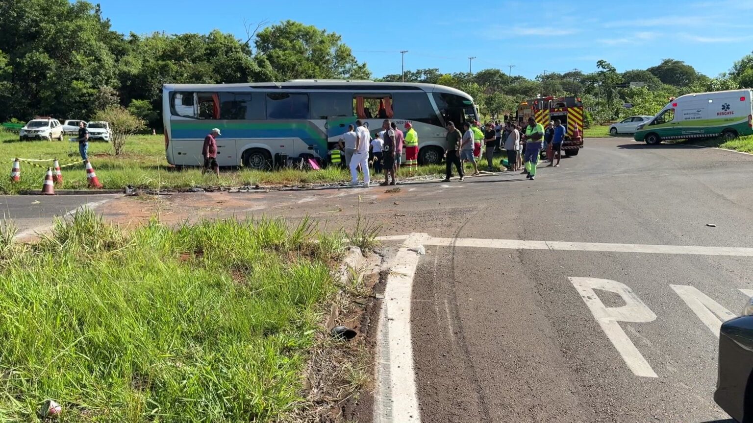 Ônibus que tombou em Jaboticabal: fora da rota e em alta velocidade, revela empresa