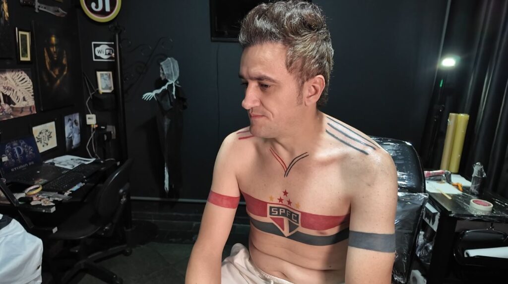 Torcedor Exibe Camisa do São Paulo em Tatuagem: Uma Prova de Amor pelo Clube Torcedor Exibe Camisa do São Paulo em Tatuagem: Uma Prova de Amor pelo Clube