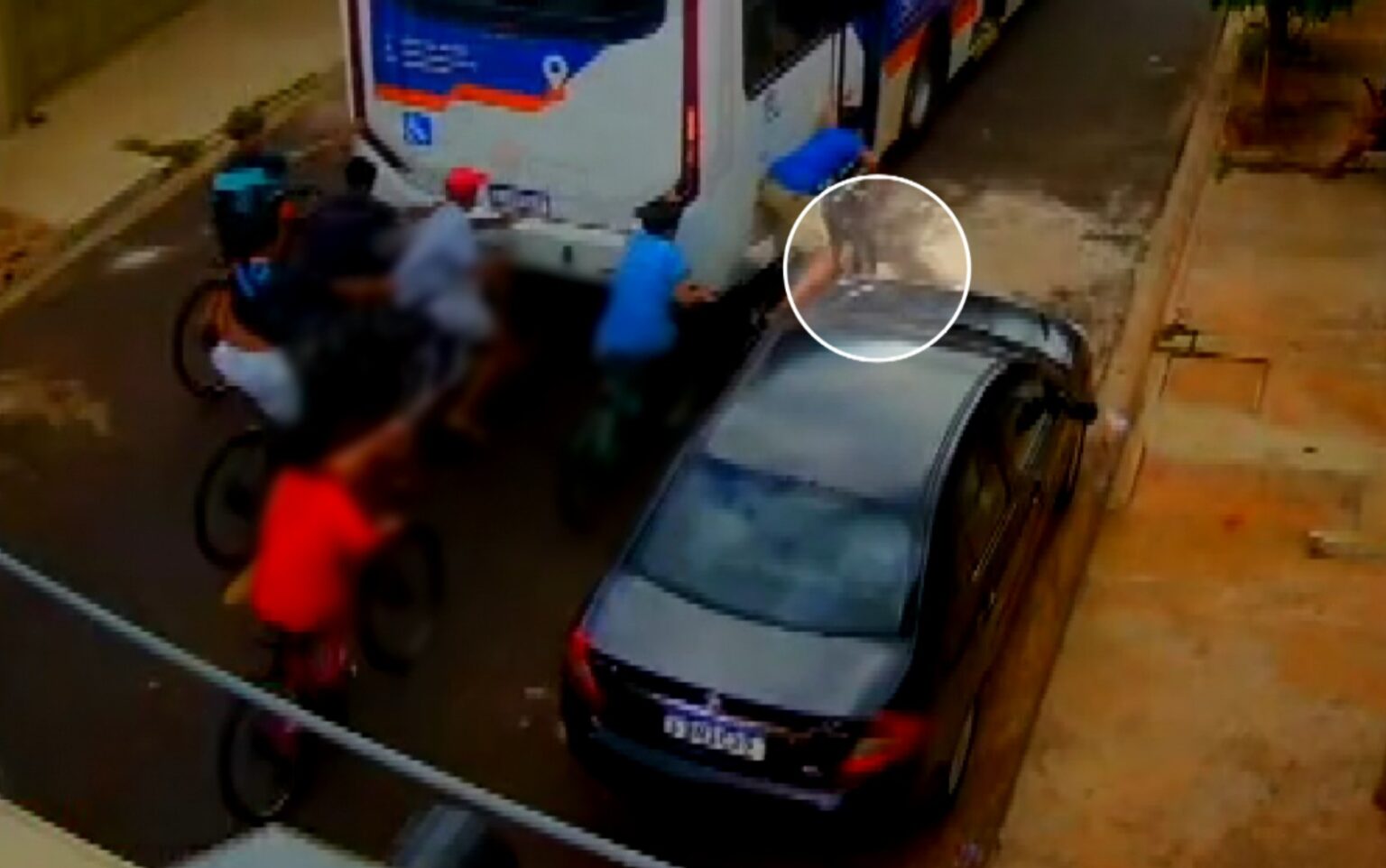 Adolescente se feriu ao pegar rabeira em ônibus em Ribeirão Preto; vídeo mostra o momento do acident