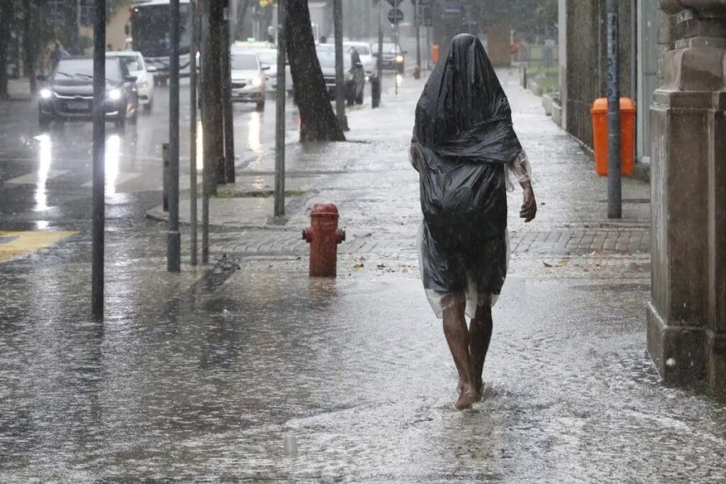 Alerta Laranja do Inmet: Tempestades Ameaçam 16 Estados até Sábado