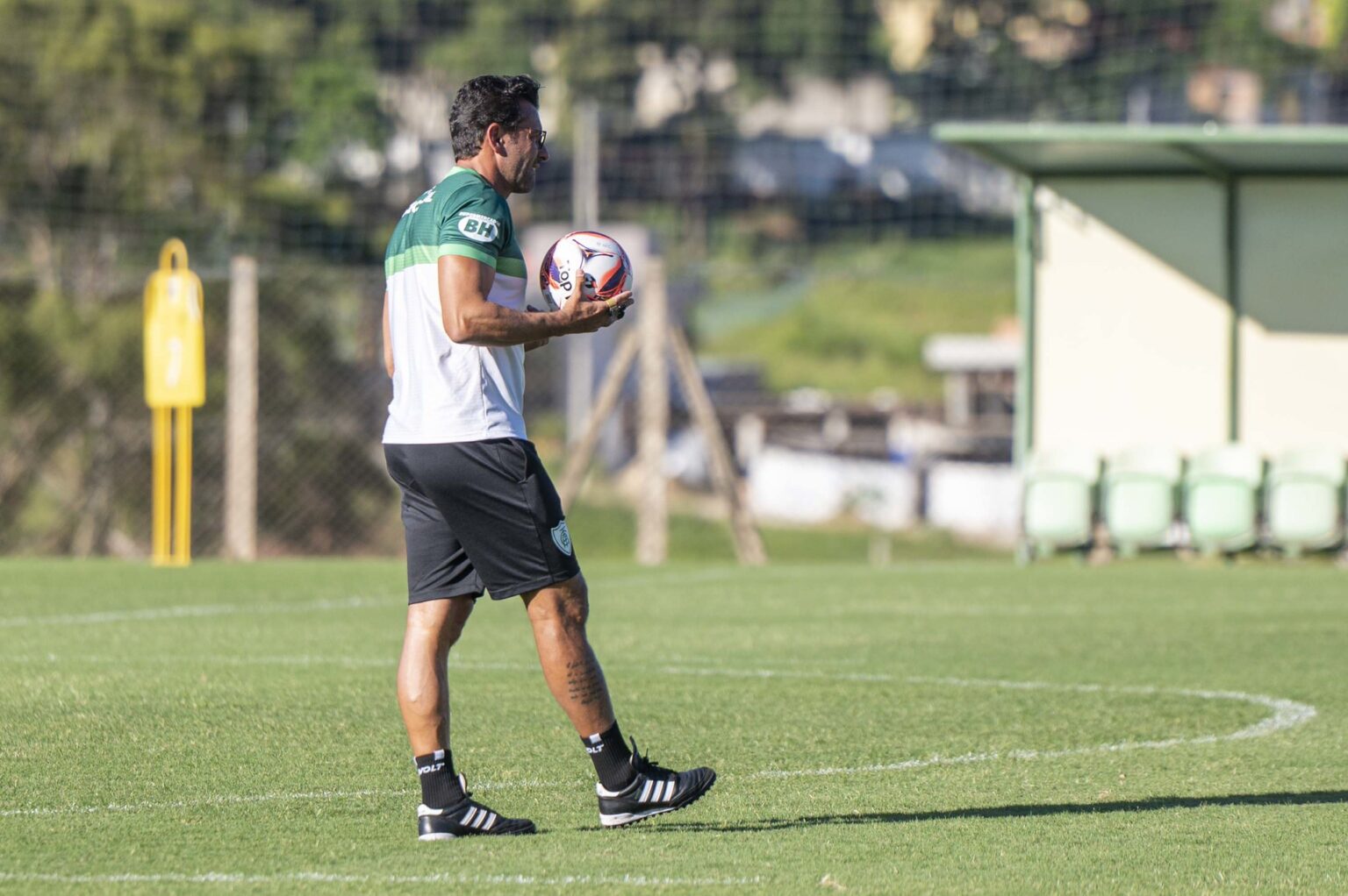 América Enfrenta o Democrata-GV em Confronto Decisivo pelo Campeonato Mineiro América Enfrenta o Democrata-GV em Confronto Decisivo pelo Campeonato Mineiro