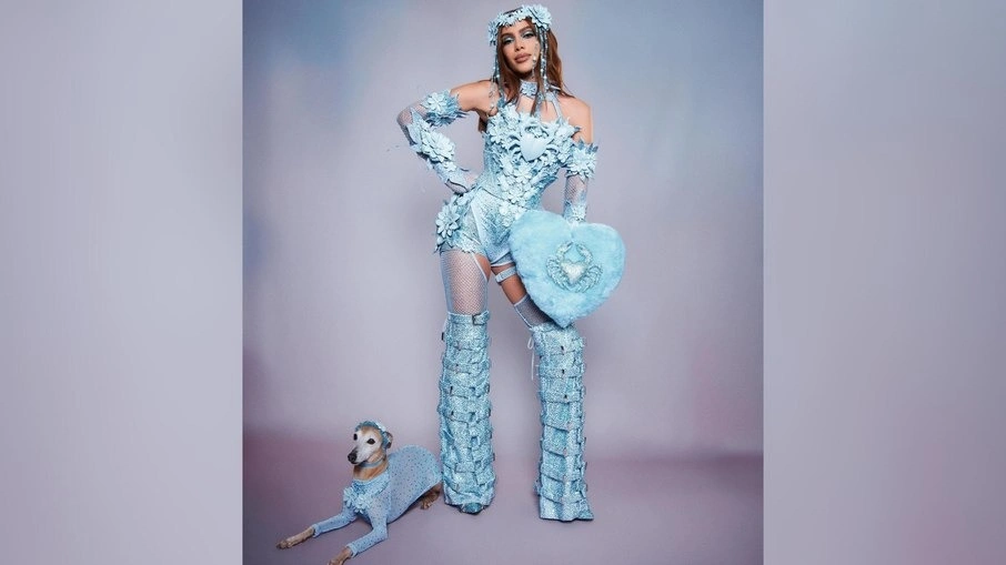 Anitta Brilha com Look Inspirado em Câncer no Rio de Janeiro Anitta Brilha com Look Inspirado em Câncer no Rio de Janeiro