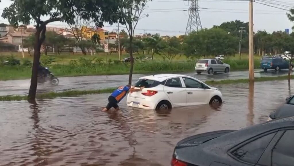 Chuva em Ribeirão Preto causa alagamentos e motoristas ficam ilhados