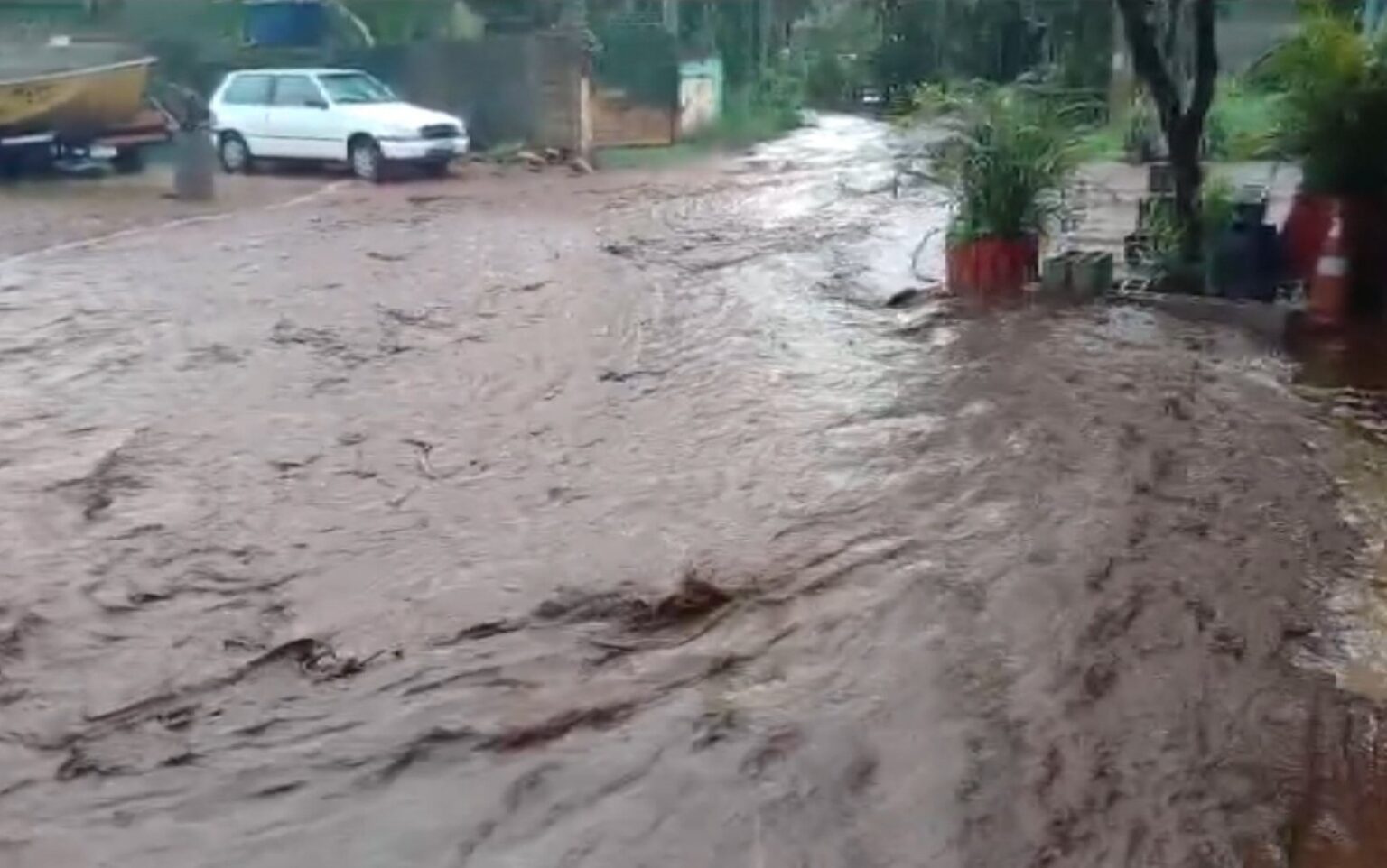 Chuva transforma estrada em 'correnteza de rio' e morador relata prejuízos de R$ 10 mil em SP