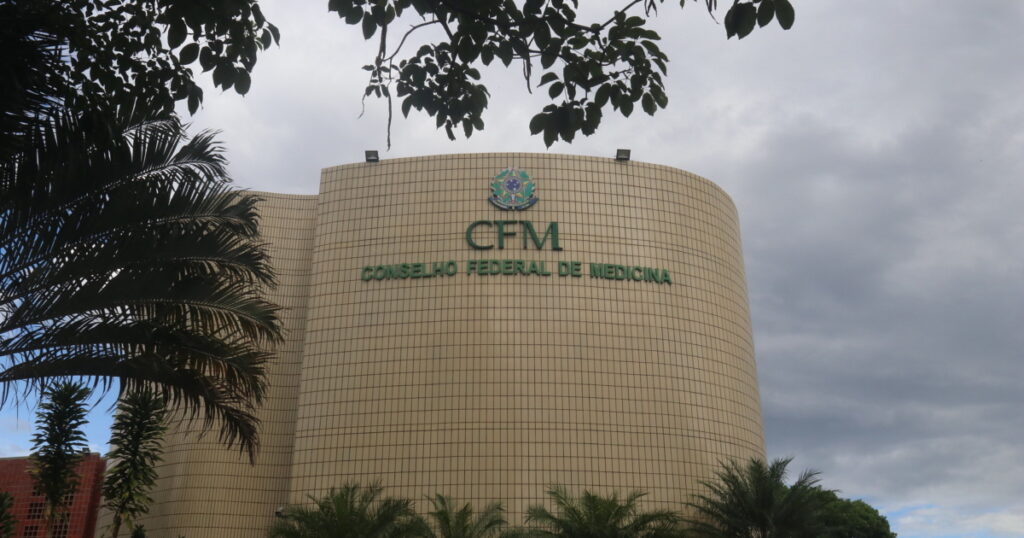 Conflito entre o CFM e Moraes Agita as Redes e Aumenta a Polarização Política