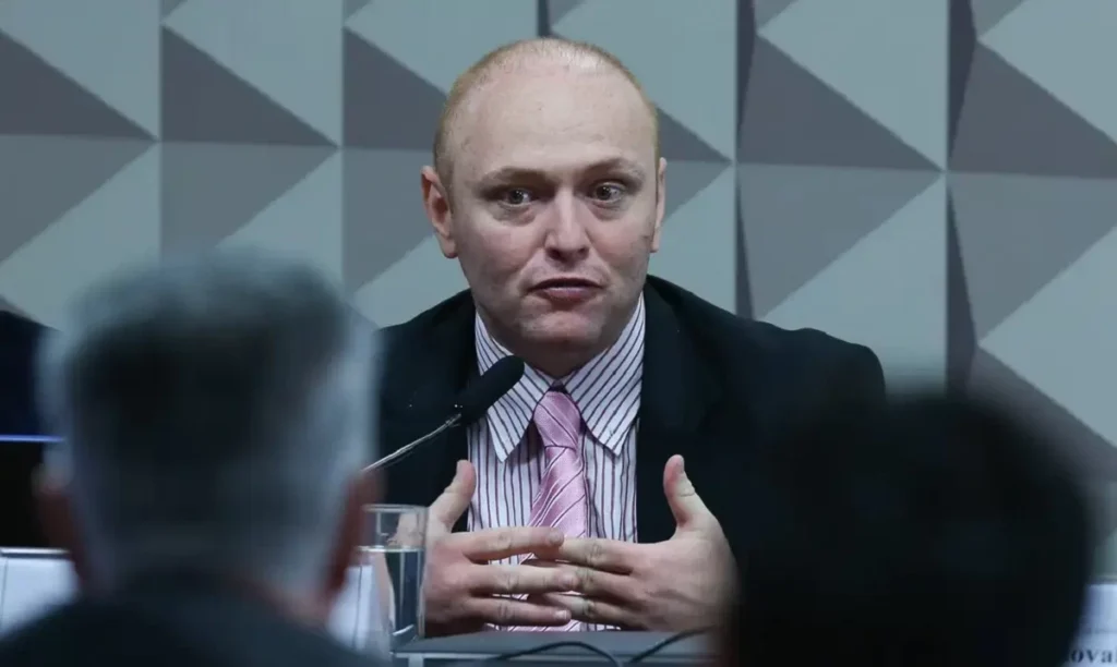 Hacker Walter Delgatti Avança para Regime Semiaberto com Aval do STF Hacker Walter Delgatti Avança para Regime Semiaberto com Aval do STF