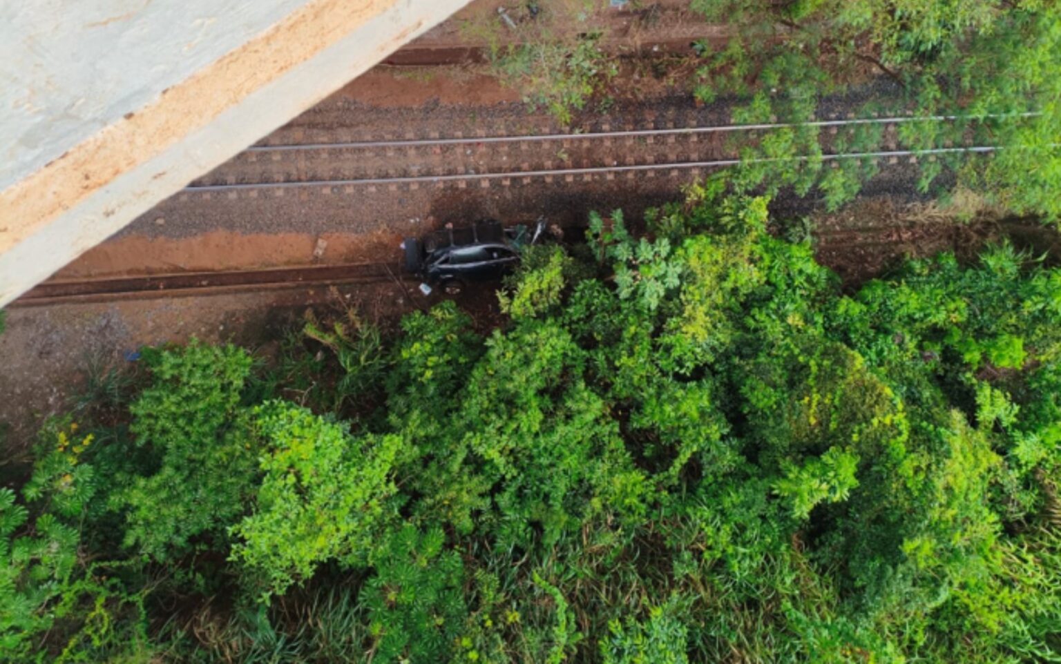 Homem de 70 Anos Sobrevive a Queda de 30 Metros com Carro em Ituverava, SP Homem de 70 Anos Sobrevive a Queda de 30 Metros com Carro em Ituverava, SP