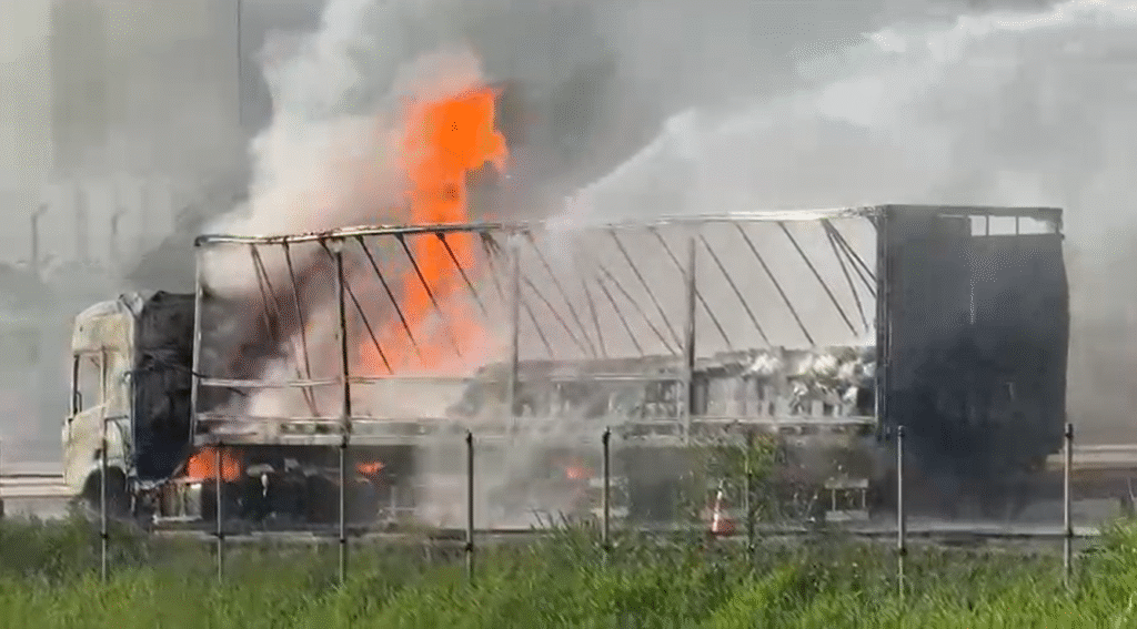 Incêndio em Caminhão Interdita Rodovia Anhanguera e Causa Congestionamento