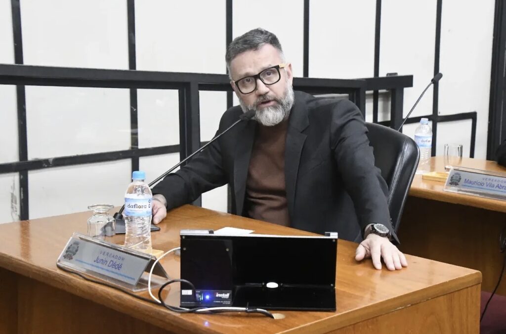 Junin Dedê se transforma em Sargento Lopes e muda sua identidade política