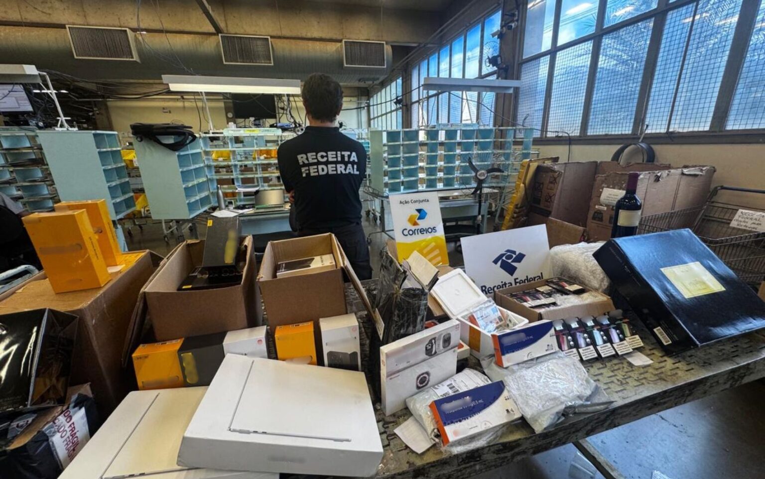 Operação nos Correios de Ribeirão Preto Apreende R$ 400 mil em Mercadorias Ilegais Operação nos Correios de Ribeirão Preto Apreende R$ 400 mil em Mercadorias Ilegais