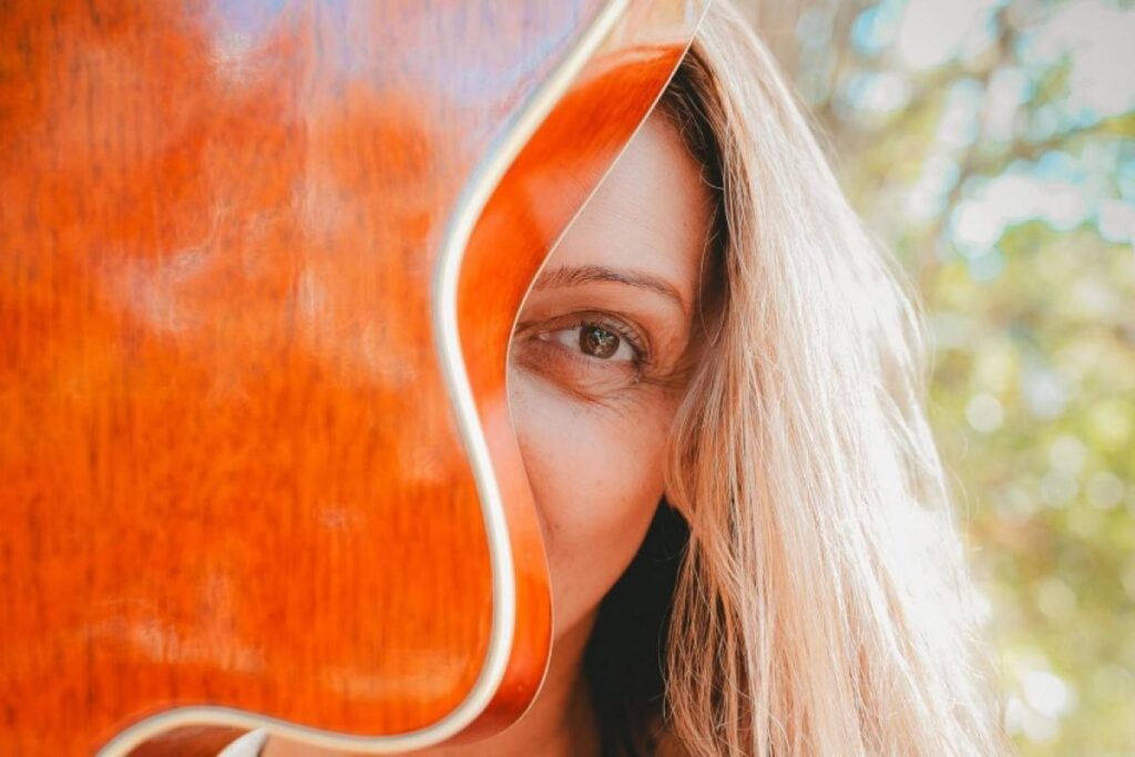 Paula Velozo Lança ‘No Meu Quintal’: Um Álbum que Encanta e Reafirma a MPB Paula Velozo Lança 'No Meu Quintal': Um Álbum que Encanta e Reafirma a MPB