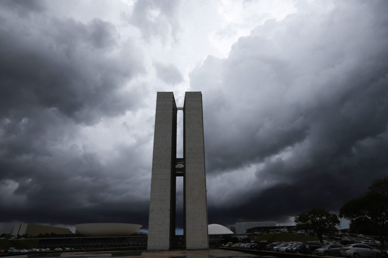 Revanche e Futuro: A Armadilha da Política Brasileira Revanche e Futuro: A Armadilha da Política Brasileira