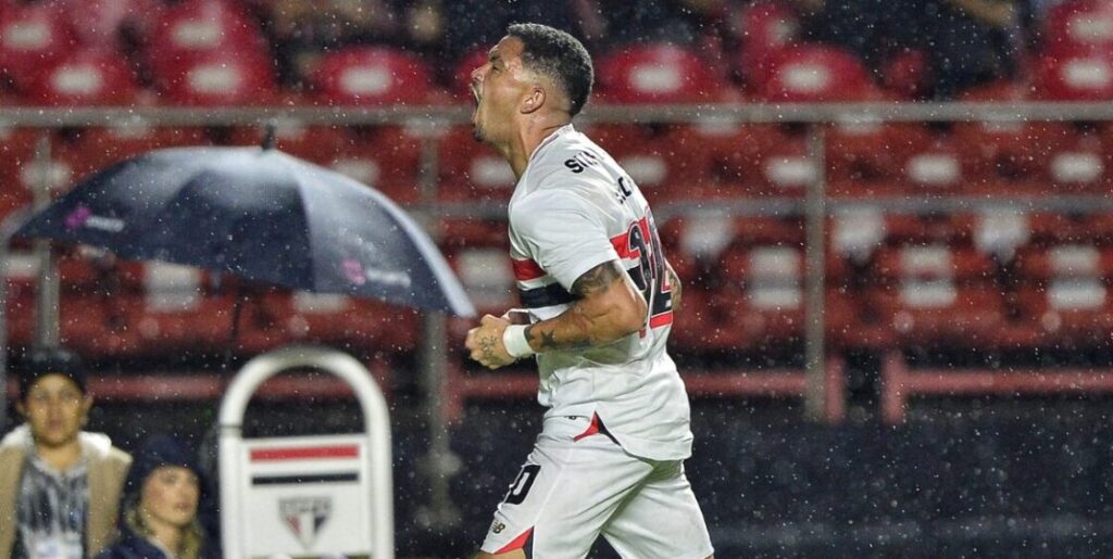 São Paulo Conquista Primeira Vitória no Paulistão, Enquanto Corinthians Sofre Derrota Surpreendente