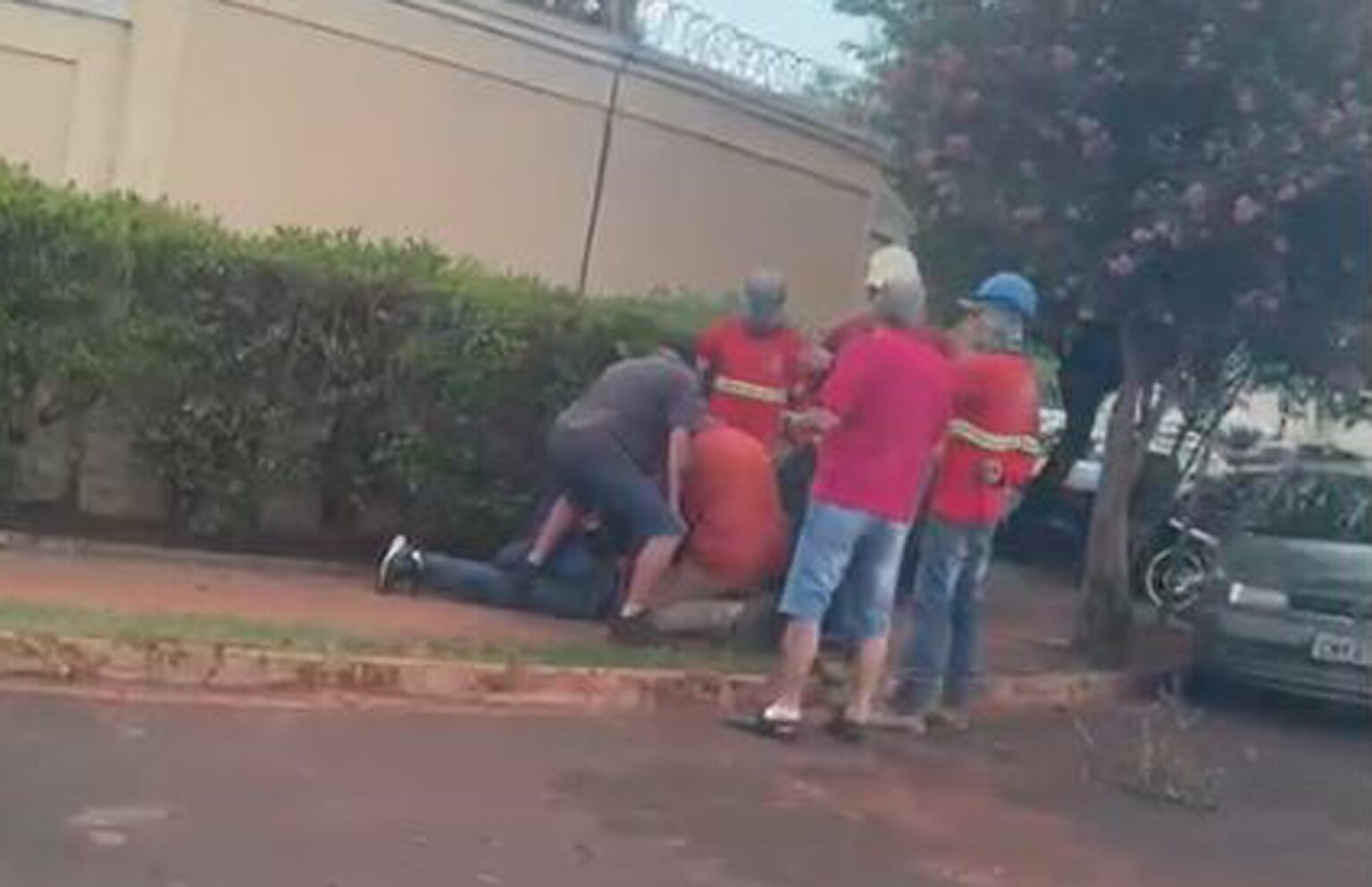 Trabalhadores Detêm Ladrão em Tentativa de Roubo a Mulher na Zona Sul de Ribeirão Preto Trabalhadores Detêm Ladrão em Tentativa de Roubo a Mulher na Zona Sul de Ribeirão Preto