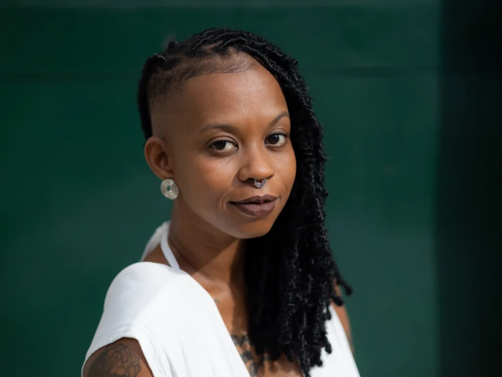 Amanda Julieta lança 'Monstruosa': um livro que ressignifica o amor entre mulheres como força políti