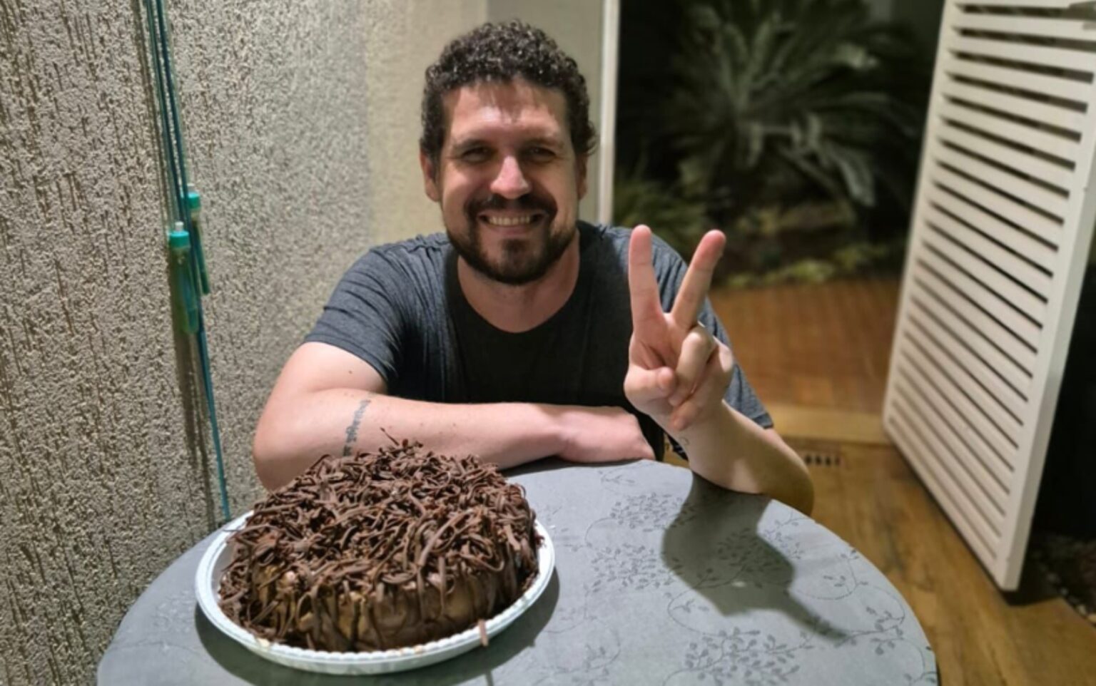 Amiga Refuta Acusações Contra Tatuador Agressor: ‘Ele Não Pode Se Defender’ Amiga Refuta Acusações Contra Tatuador Agressor: 'Ele Não Pode Se Defender'