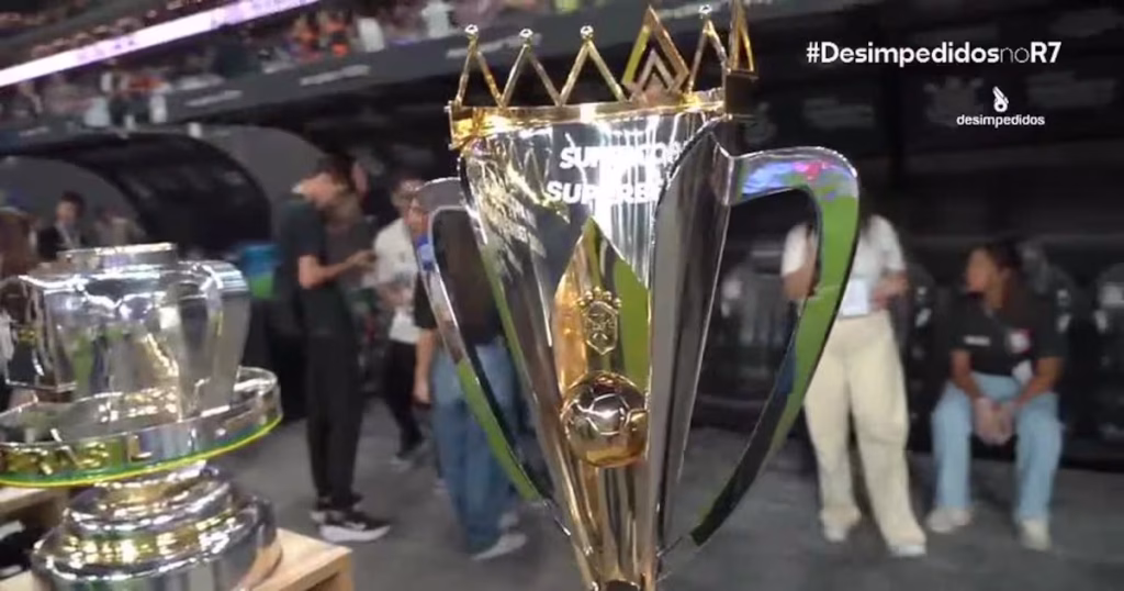 Corinthians Exibe Taças da Copa do Brasil, Paulistão e Supercopa Antes do Clássico