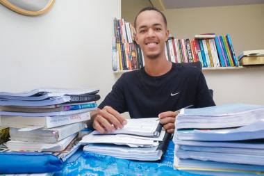 Davi Rocha: Ex-Aluno que Conquista Duas Aprovações em Medicina e Retorna à Escola Davi Rocha: Ex-Aluno que Conquista Duas Aprovações em Medicina e Retorna à Escola