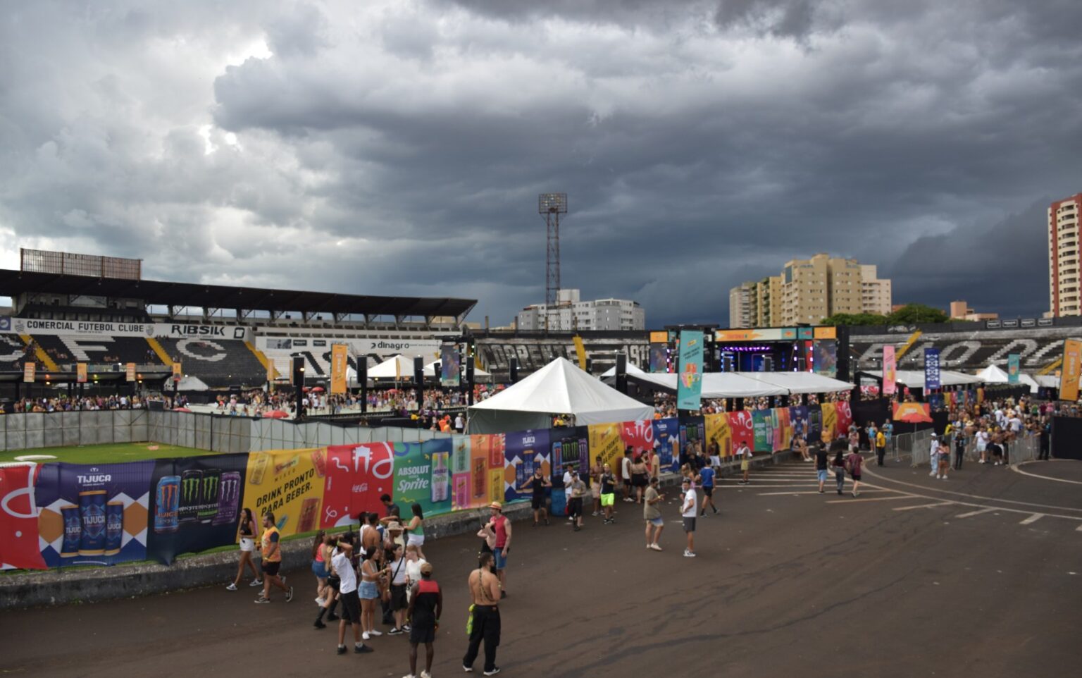 Festa Sob a Chuva: Bloco Califórnia Encanta Foliões em Ribeirão Preto