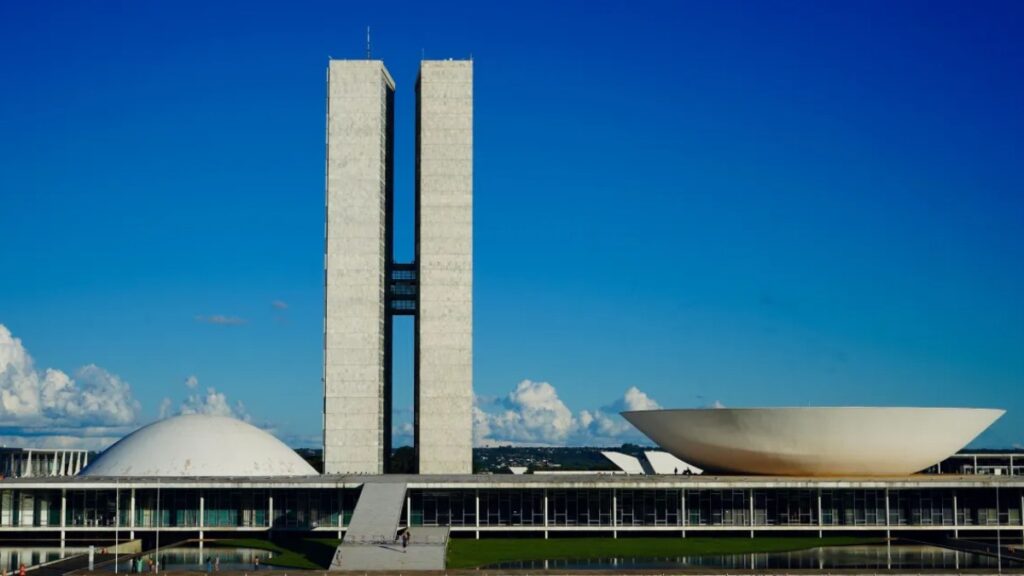 Gastos Públicos e Privilégios Corporativos Impedem o Crescimento da Economia Brasileira