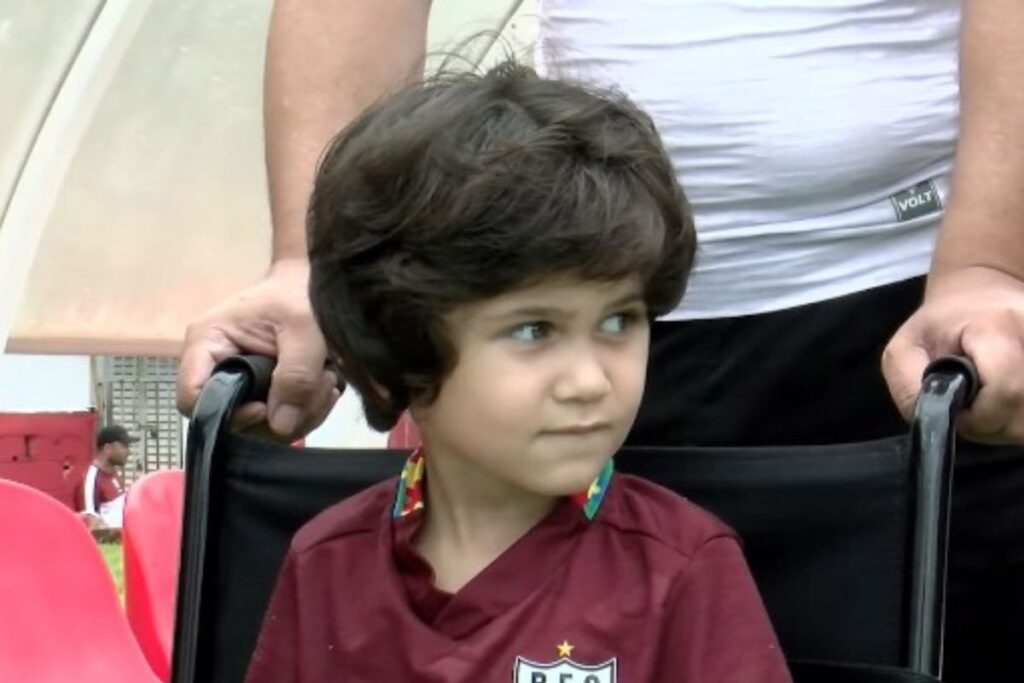 Menino Sobrevive a Queda de 10º Andar e Visita Clube do Coração Menino Sobrevive a Queda de 10º Andar e Visita Clube do Coração