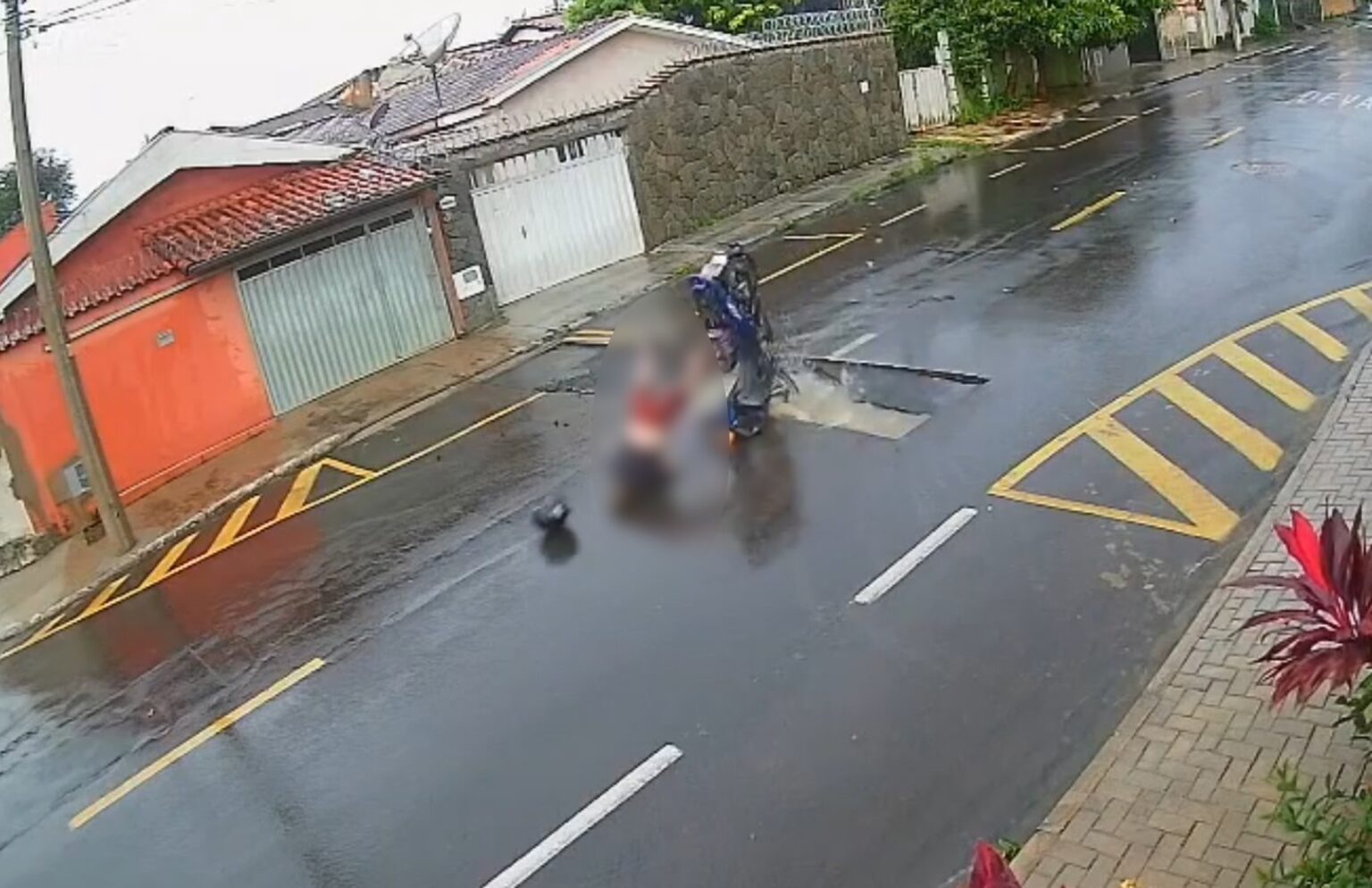Motociclista Fica Ferido Após Cair em Buraco em Franca, SP; Veja Vídeo Motociclista Fica Ferido Após Cair em Buraco em Franca, SP; Veja Vídeo
