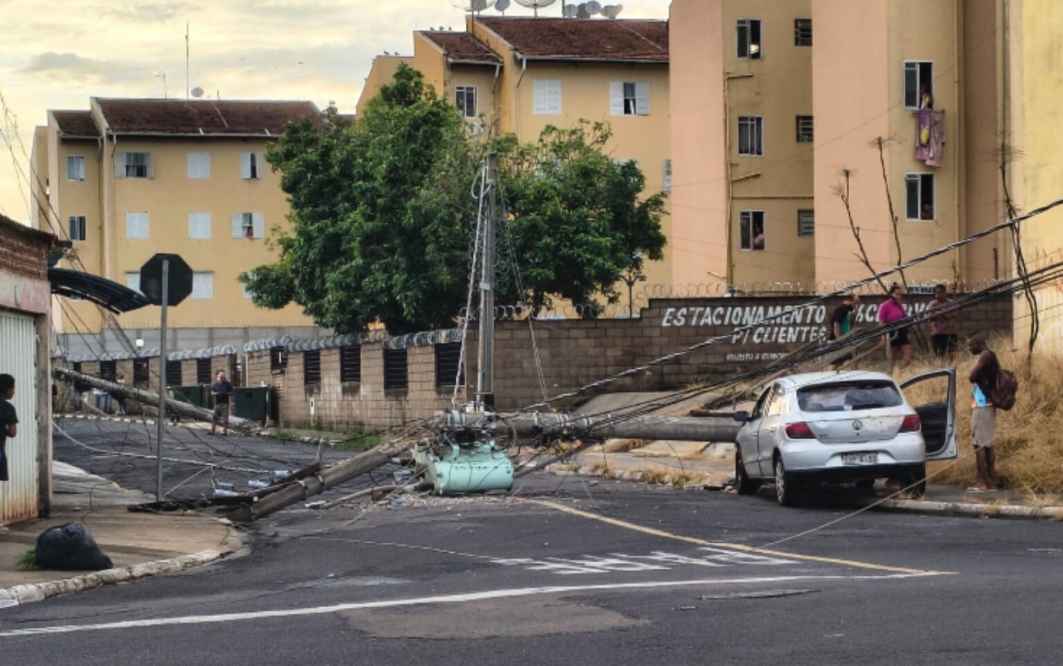 Motorista perde controle e provoca queda de três postes em Franca, SP