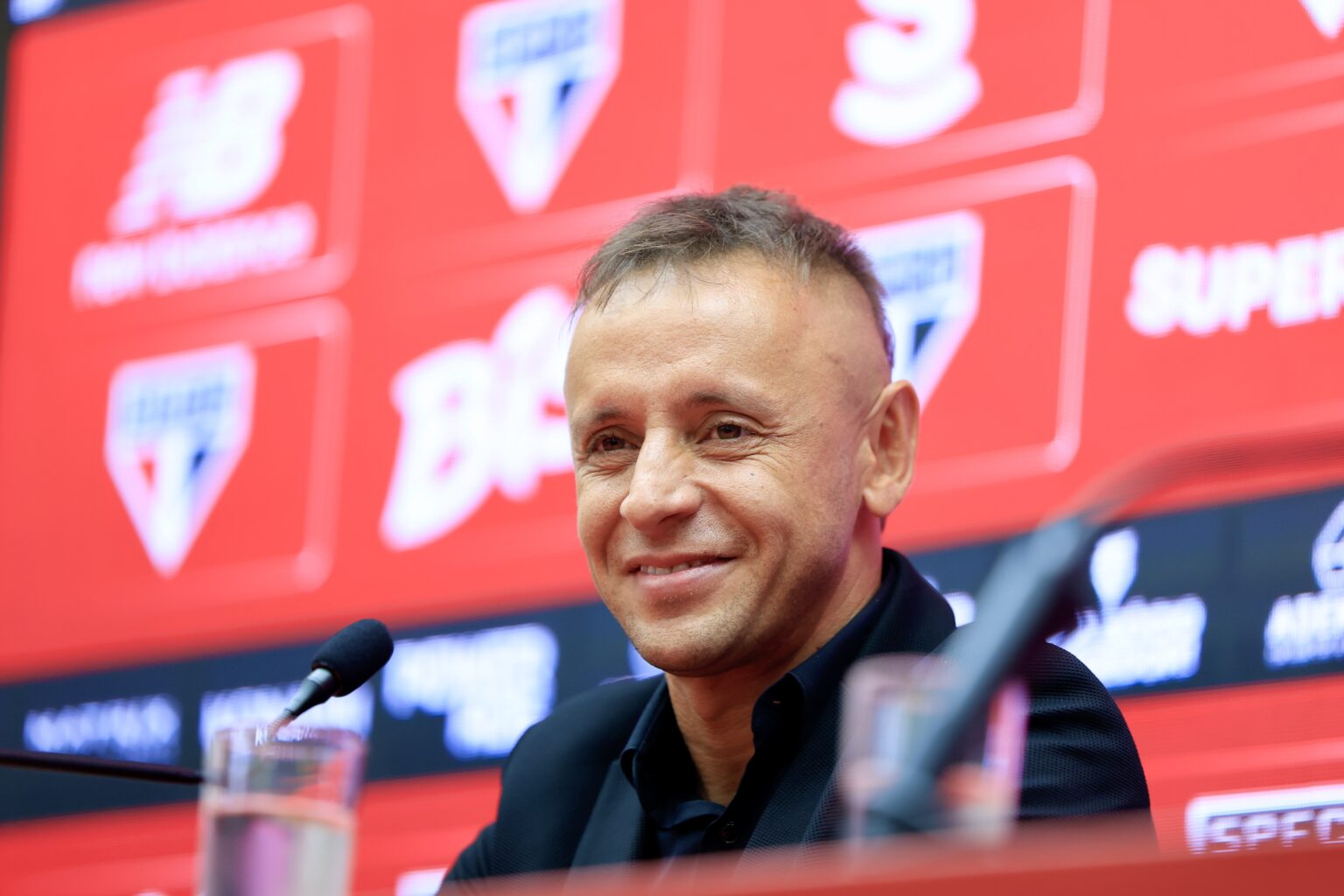 Rafinha: O Pacificador do Furacão São Paulo em um Mês Rafinha: O Pacificador do Furacão São Paulo em um Mês