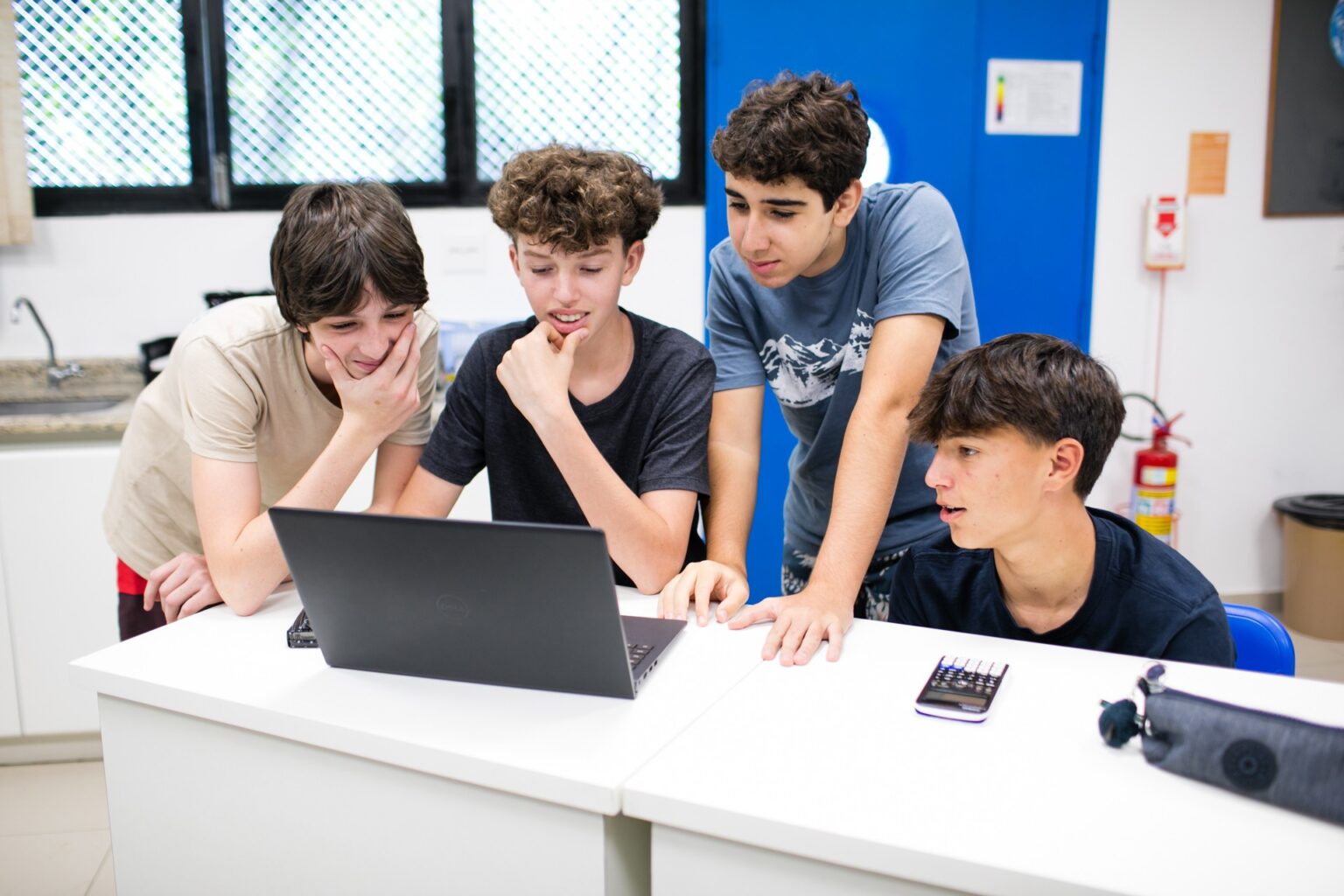 Regulamentação da IA na Educação: Veto à Correção de Questões Dissertativas por Máquinas