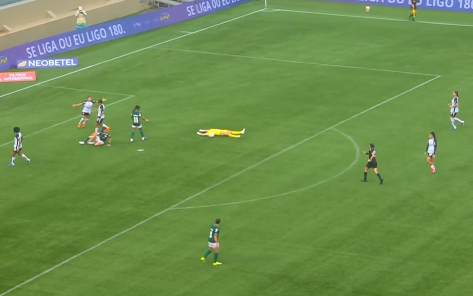 Supercopa Feminina: Goleira do Corinthians Sofre Acidente e Deixa Jogo de Maca