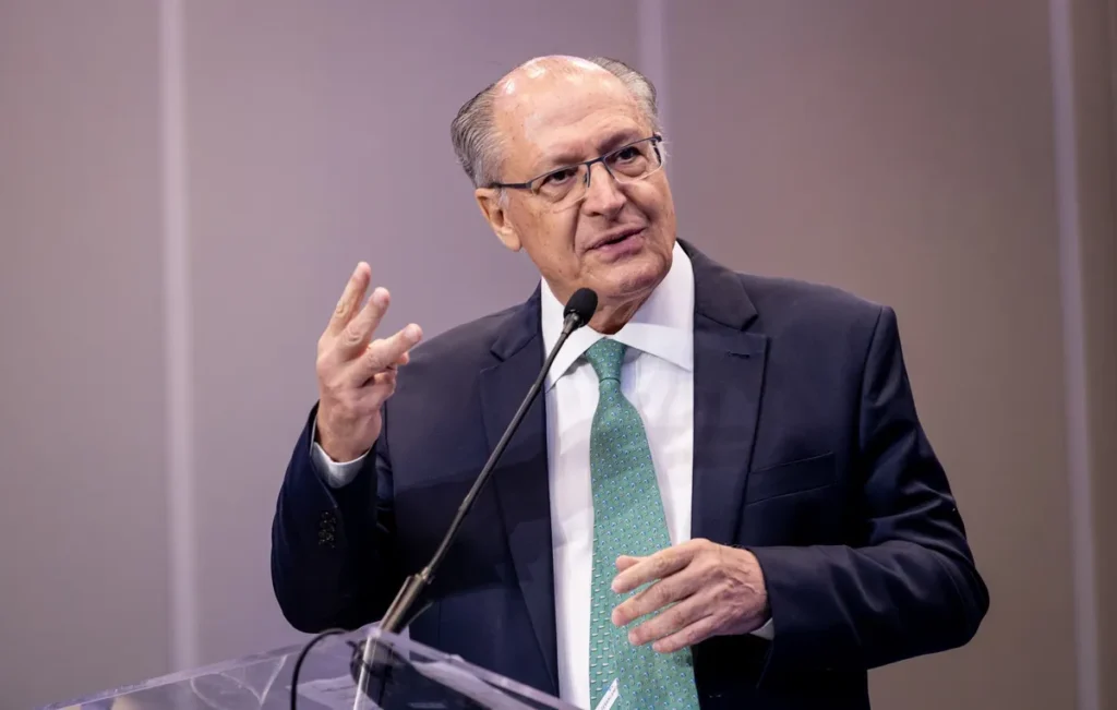 Alckmin Sugere Prorrogação de Subsídio ao Diesel em Resposta aos Preços Impactados pela Guerra