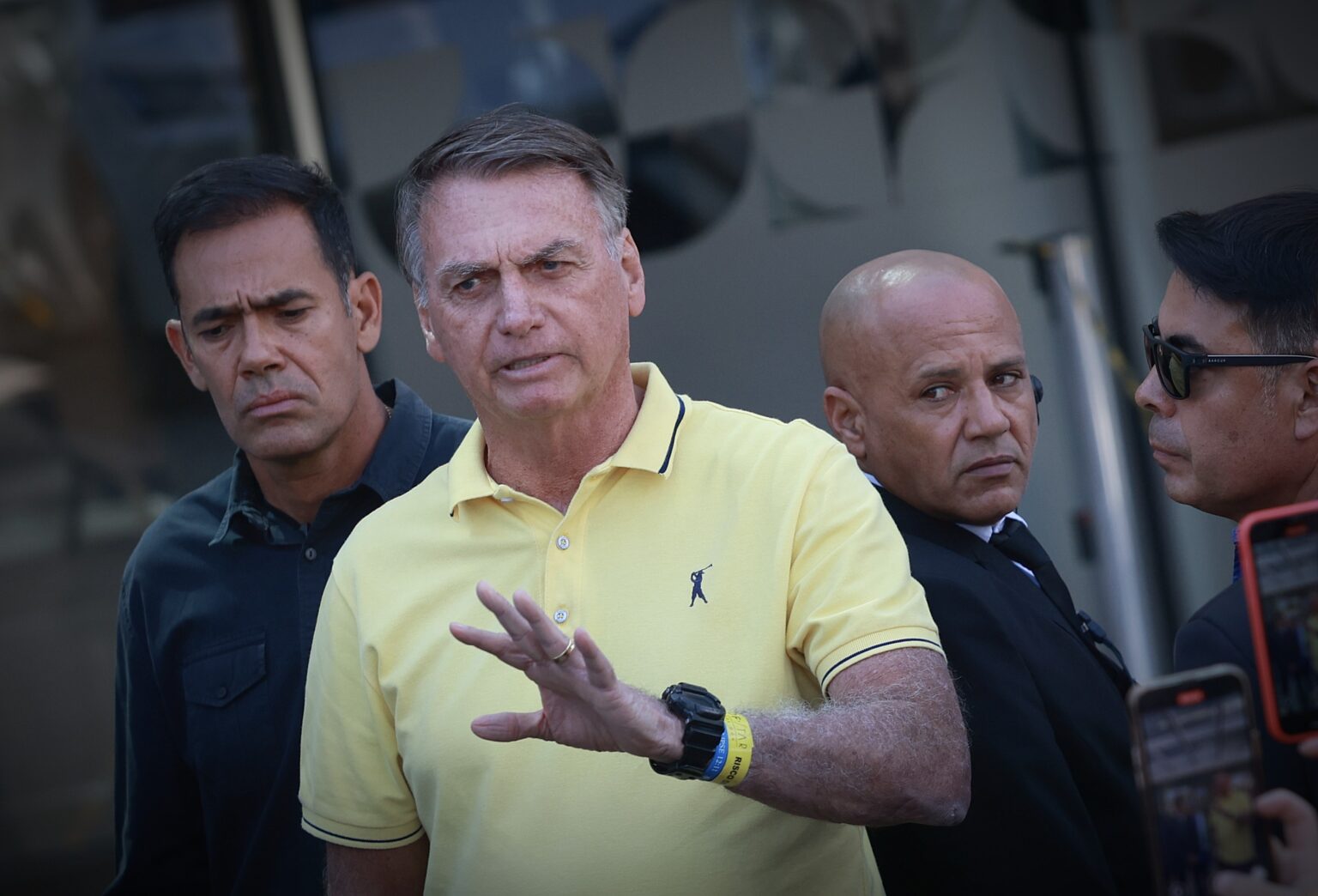 Bolsonaro Completa 71 Anos Internado e Enfrenta Pressão por Prisão Domiciliar