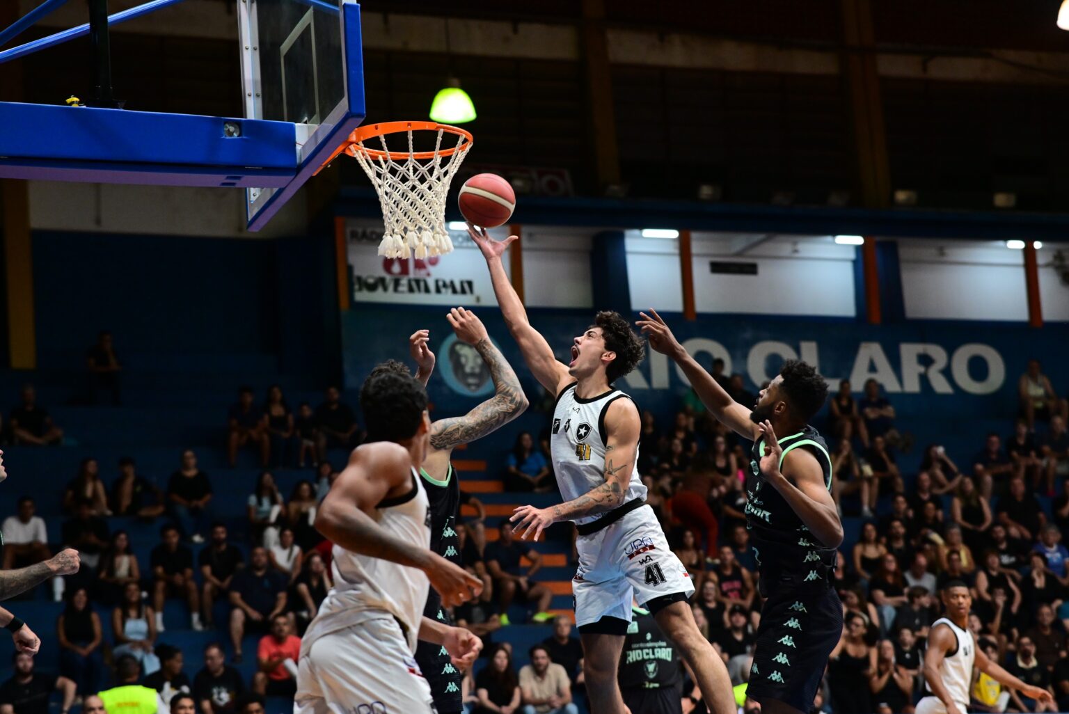 Botafogo Conquista Vitória Dramática sobre o Rio Claro no NBB