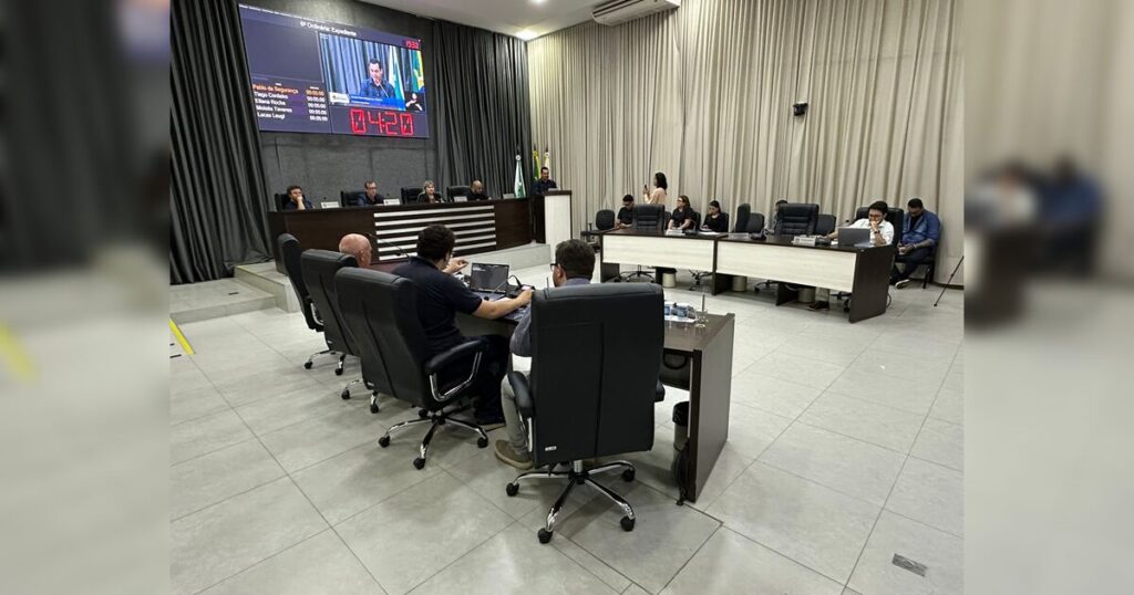 Câmara de Apucarana Aprova Lei para Remoção de Fios Soltos em Postes