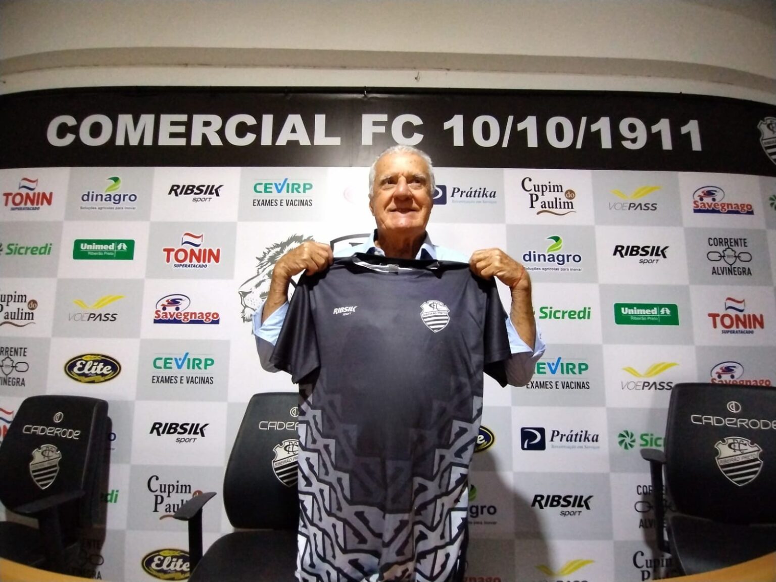 Comercial Troca Comando: Raphael Pereira Sai, Pinho Assume a Técnica