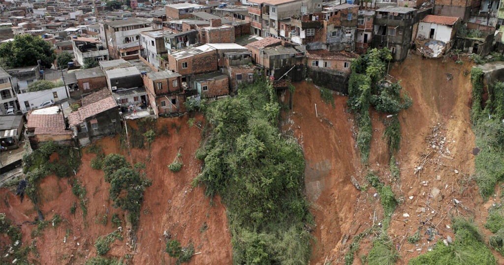 Deslizamentos de Terra: Entenda as Causas e a Luta Contra o Solo Saturado