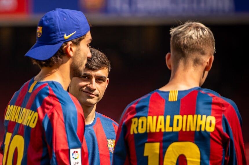 Homenagem Emocionante: Ronaldinho Comemora 46 Anos com o Barcelona Homenagem Emocionante: Ronaldinho Comemora 46 Anos com o Barcelona