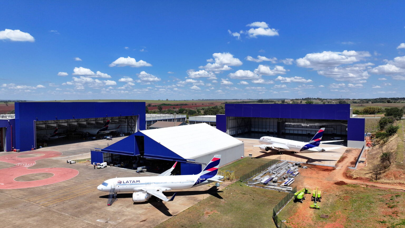 Latam Inicia Recebimento de 24 Aviões da Embraer: Um Marco para a Aviação Nacional Latam Inicia Recebimento de 24 Aviões da Embraer: Um Marco para a Aviação Nacional