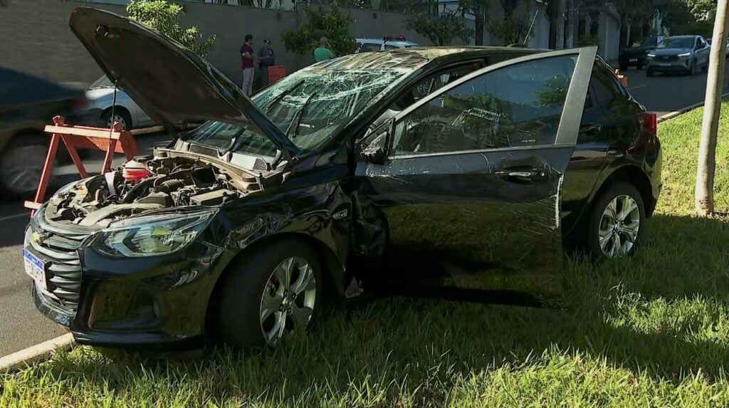 Mulher Fica Ferida Após Capotagem de Carro em Ribeirão Preto, SP