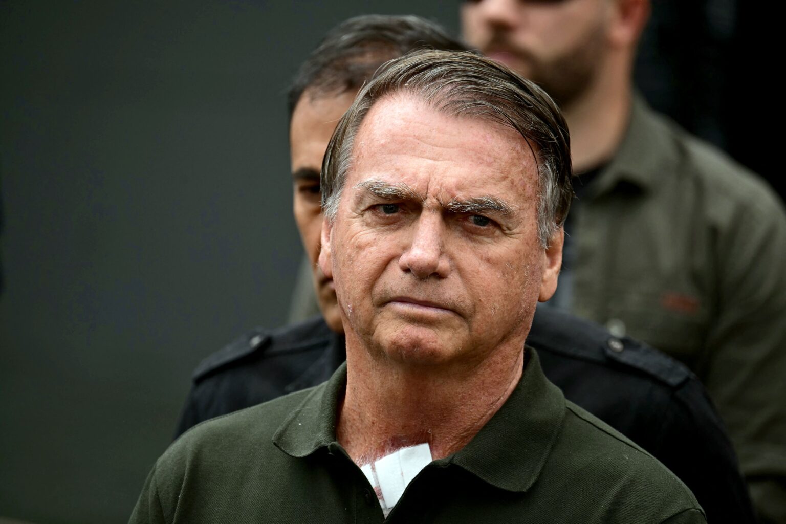 Saúde de Bolsonaro se Agrava com Piora Renal, Mas Ele Permanece Estável na UTI