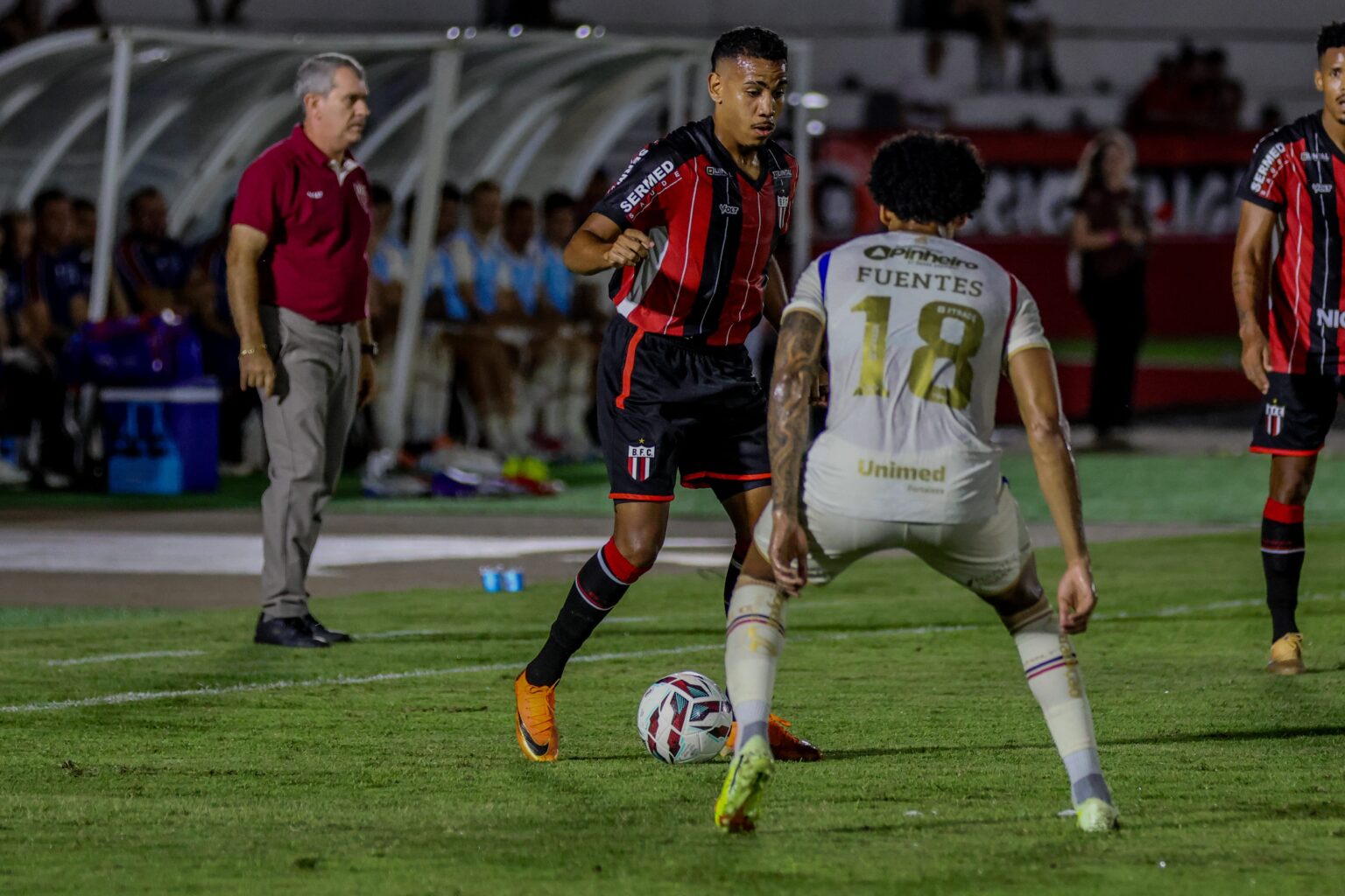 Zé Hugo Começa Série B como Titular e Busca Usar Experiência para Fortalecer Botafogo-SP