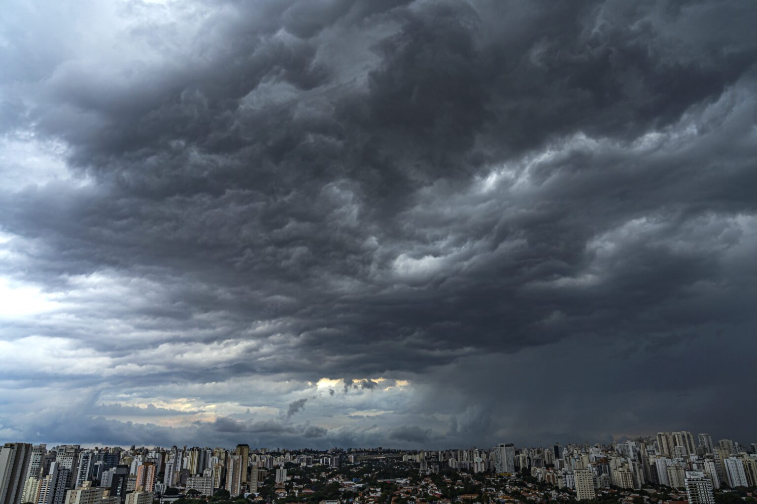 Alerta Laranja do INMET: Chuvas Intensificadas e Risco de Alagamentos em Ribeirão Preto até Sábado