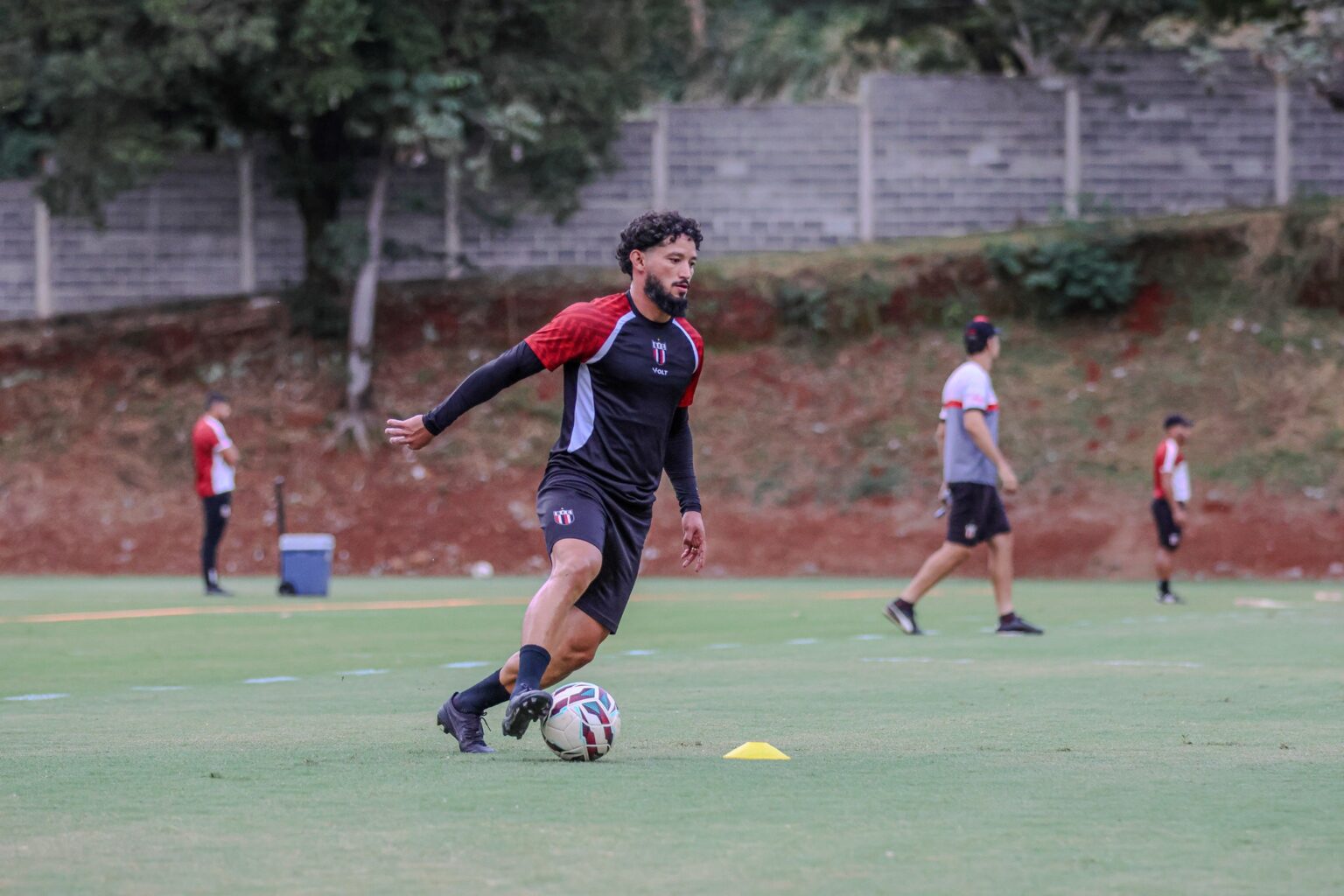 Arthur Caíke Confirma Estreia no Botafogo-SP e Fala sobre Confiança em Tencati